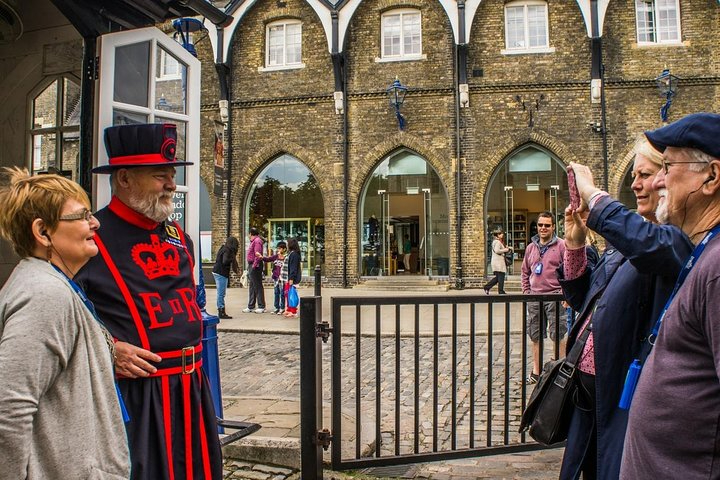 Express Early Access Tower of London Tour and Beefeater Experience 