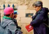 a guide and two kids talking about the Tower of London 