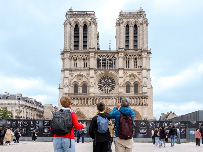 Notre Dame Access and Guided Tour of Île de la Cité