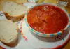 Dish of Neapolitan ragù served with slices of crusty bread.