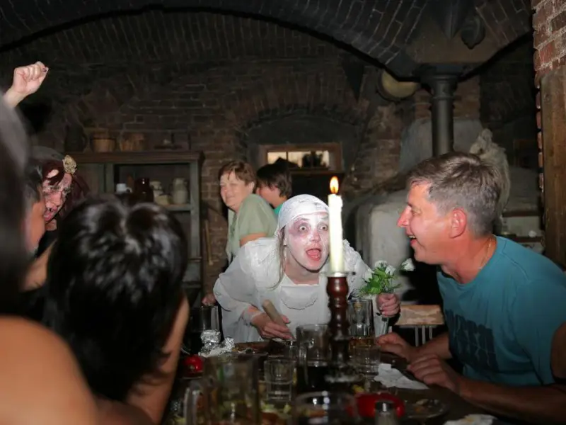 Prague to Dětenice: Medieval Castle, Dinner, Brewery and Show