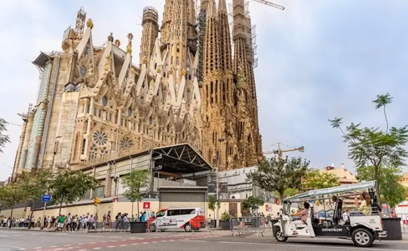 2-Hour Private Tour of Barcelona by Golf Cart