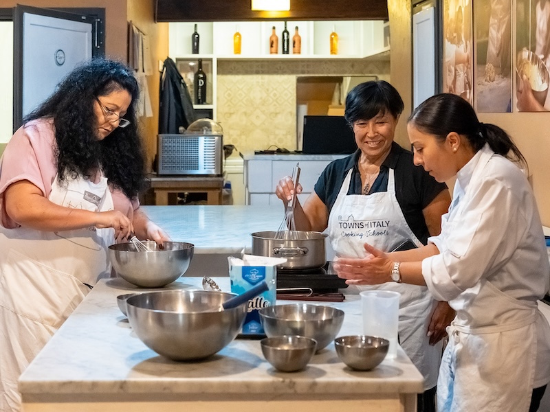 Pizza and Gelato Making Cooking Class with Unlimited Wine in Florence