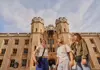 Private tour London in One Day PVT LDN 1 Day a group of friends in front of the Crown Jewels building
