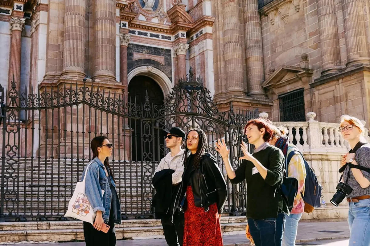 Málaga Old Town Small Group Walking Tour with Gibralfaro Viewpoint