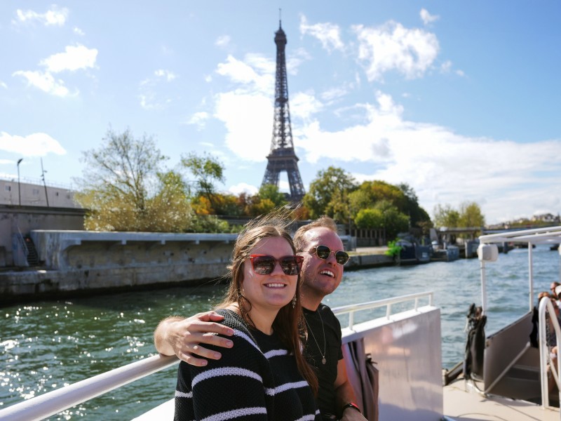 1-hour Seine River Cruise in Paris with Snacks