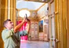 A tour guide explaining the history of the Place of Versailles.