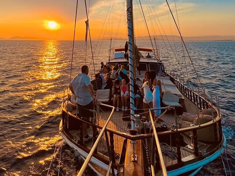 3-Hour Sunset Cruise from Athens with Snacks & Drinks 