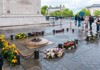 A picture of tourists paying respects at The Tomb of the Unknown Soldier in Paris. 