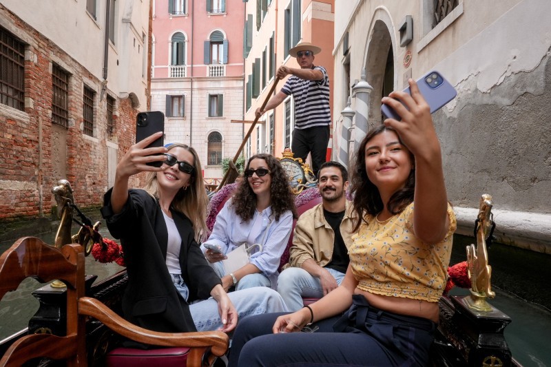30-Minute Shared Gondola Ride Through Venice